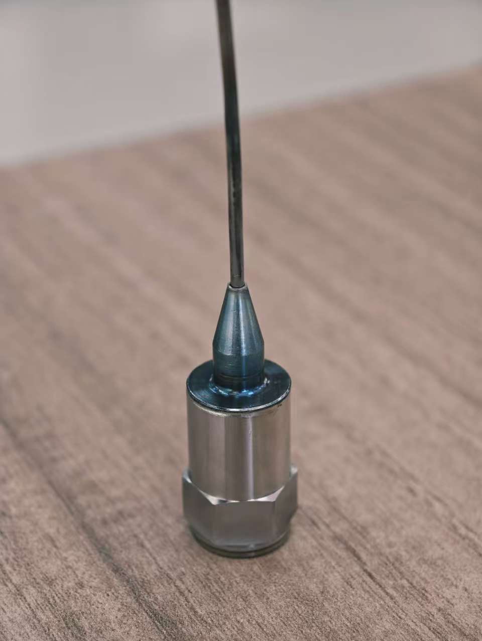 Rasber high-temperature charge-output accelerometer with integrated cable